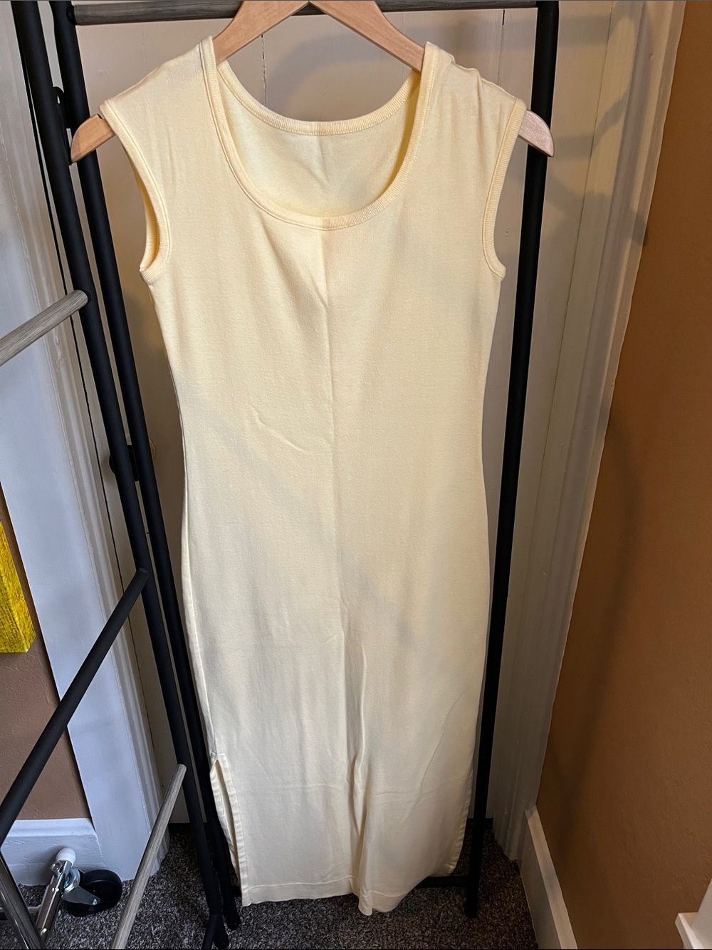 Sleeveless yellow Maxi Dress